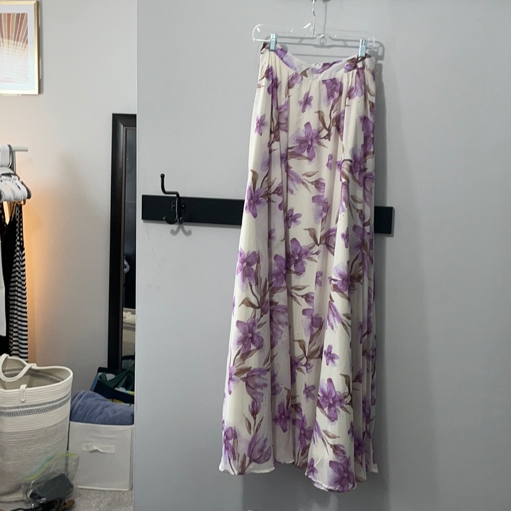 White Skirt with Purple flower decor 💜 Size: LG